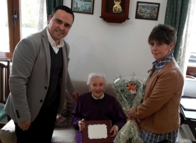 HOMENAJE DEL AYUNTAMIENTO DE ALFOZ A LA CENTENARIA AGRIPINA SOMOZA LÓPEZ