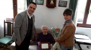 HOMENAJE DEL AYUNTAMIENTO DE ALFOZ A LA CENTENARIA AGRIPINA SOMOZA LÓPEZ