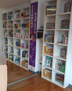 A BIBLIOTECA MUNICIPAL CONTA CUN RECUNCHO VIOLETA: LIBROS E XOGOS A PROL DA IGUALDADE. TAMÉN NO BLOGUE DA BIBLIOTECA TEMOS UN RECUNCHO VIOLETA ONLINE