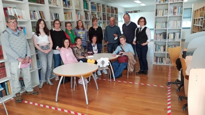 A SAÚDE MENTAL, ASIGNATURA  PENDENDENTE, A TRAVÉS DO LIBRO "NON PENSES NUN ELEFANTE ROSA" DE ANTÍA YÁÑEZ E A PSIQUIATRA IRIA VEIGA NO CLUB DE LECTURA DA BIBLIOTECA MUNICIPAL DE ALFOZ